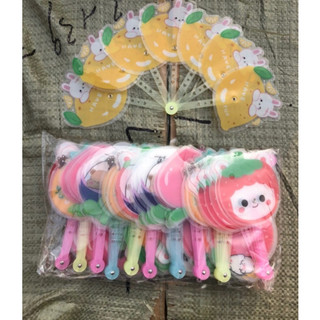 2 cây quạt nhựa cầm tay mini siêu cute.