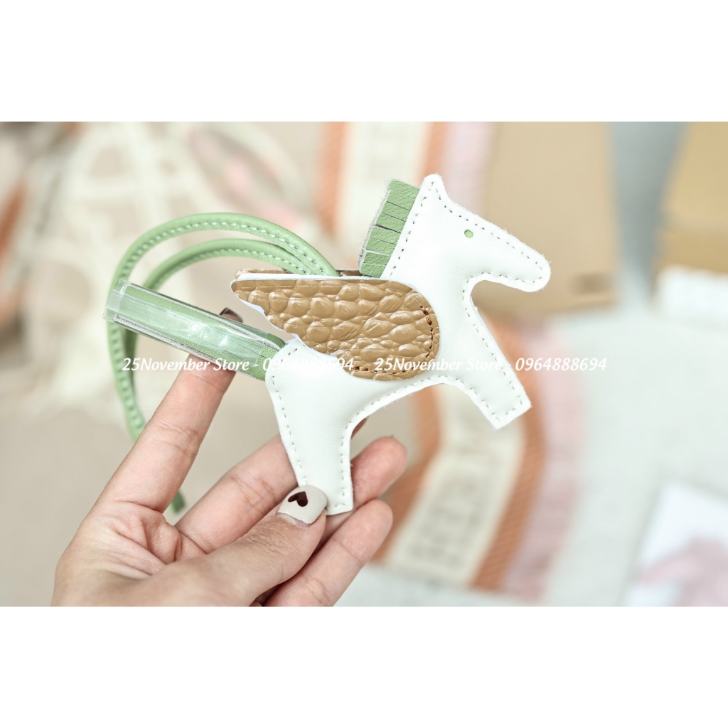𝐂𝐇𝐀𝐑𝐌 𝐍𝐆𝐔̛̣𝐀 𝐁𝐀𝐘 𝐂𝐀́𝐍𝐇 𝐃𝐀 𝐂𝐀́ 𝐒𝐀̂́𝐔 - màu trắng - cánh nâu