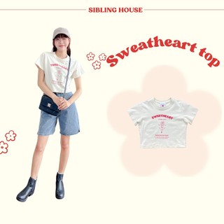  Thời trang xuân hè Áo baby tee form croptop cổ tròn tay ngắn in họa tiết dễ thương Sweetheart - Sibling