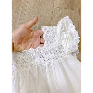 Váy thô trắng tay ren đục lỗ