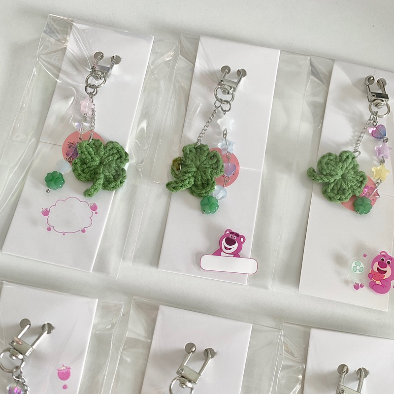 Keyring charm cỏ bốn lá treo điện thoại balo túi