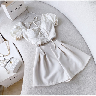 SET CROP TRẮNG NÚT BỌC CÚP NGỰC + SHORT XẾP LY