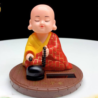 Tượng Chú Tiểu Gõ Mõ Tụng Kinh Dùng Năng Lượng Mặt Trời Cực Độc Đáo