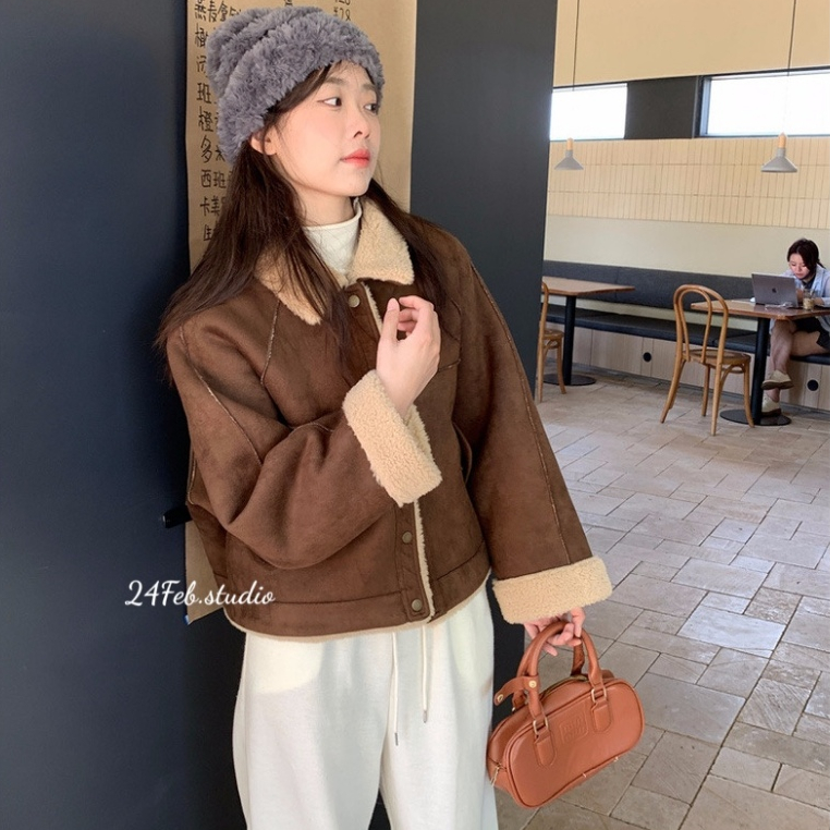 Áo khoác da lộn dáng lỡ trần lông cừu phong cách vintage Hàn Quốc 24Feb.Studio KAH22 | BigBuy360 - bigbuy360.vn