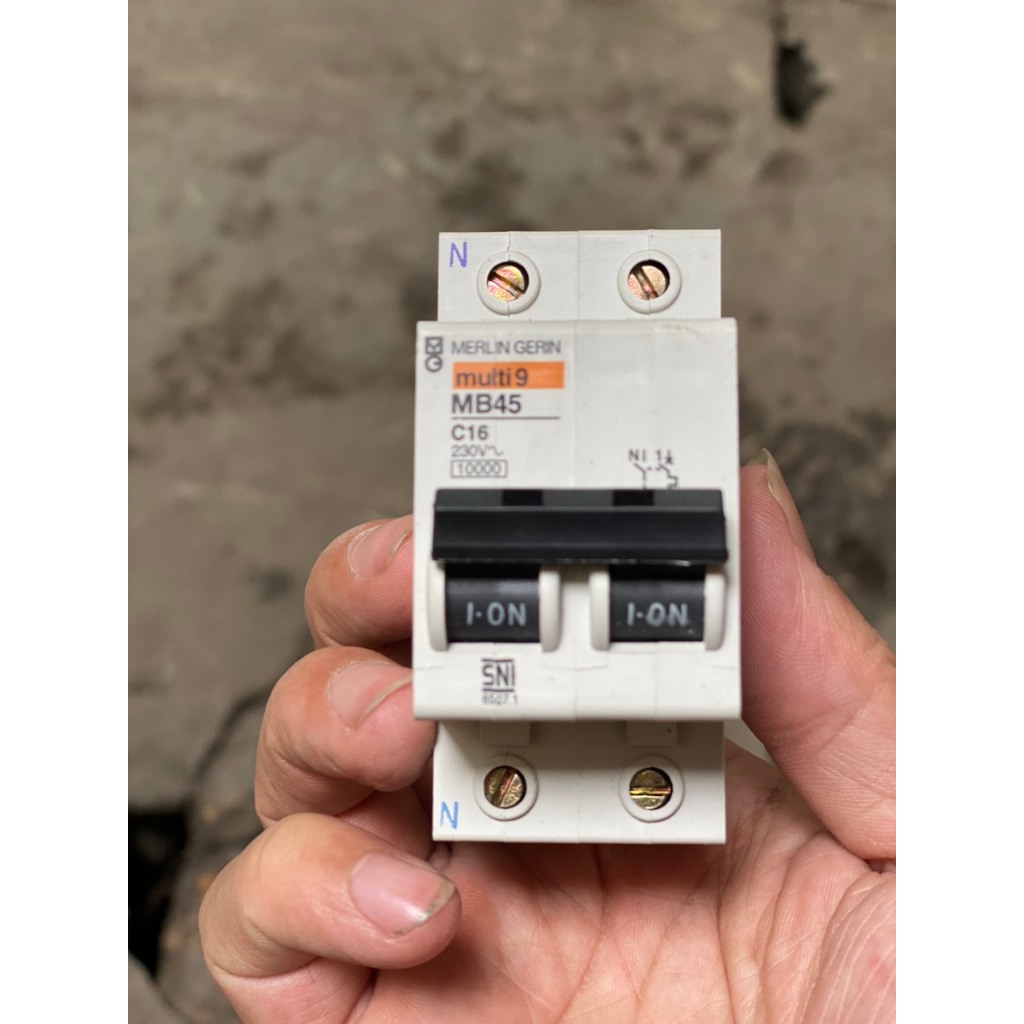 Sale sập giá  Attomat/ Át /Aptomat  Merlin Gerin 2P 16A, Attomat Merlin Gerin 2P 20A,