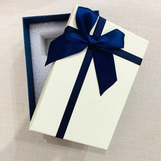 Hộp đựng quà có nắp bằng bìa cứng có trang trí nơ - Kích thước 15,5 x 10,5 x 6,5cm