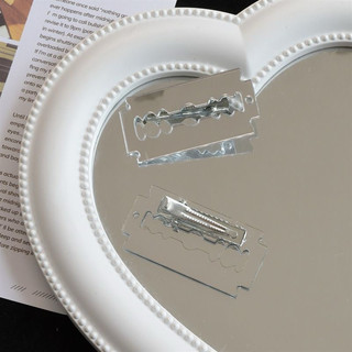 Kẹp tóc hình lưỡi lam 5cm độc lạ
