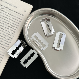 Kẹp tóc hình lưỡi lam 5cm độc lạ