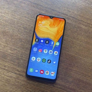 điện thoại samsung A20 lướt nguyên zin ram 3/32g.đã qua sử dụng như mới
