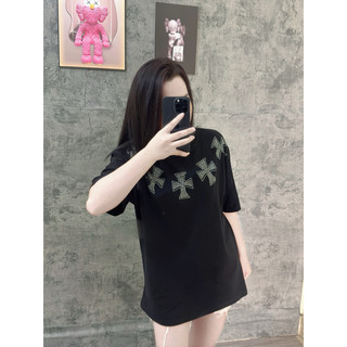 Áo thun đính đá chữ thập vòng cổ