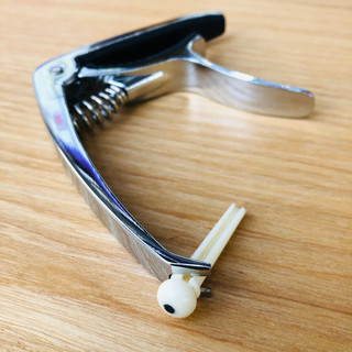 Capo kim loại có móc gỡ chốt giữ dây đàn guitar