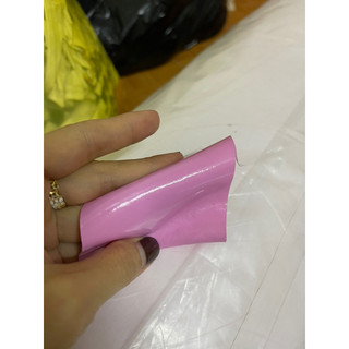 vải da bóng màu hồng