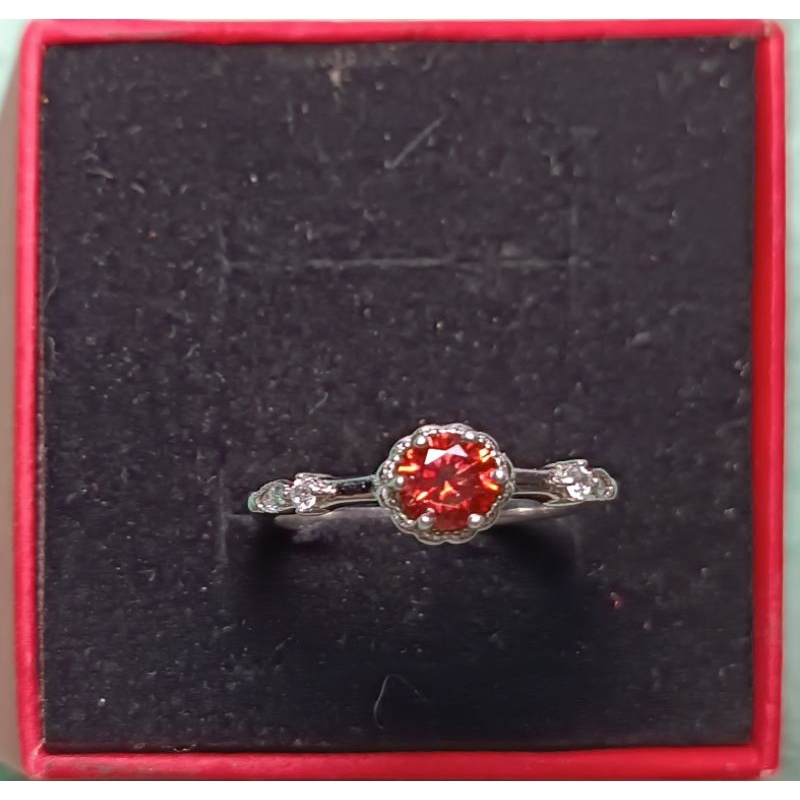 Nhẫn kim cương moissanite màu đỏ