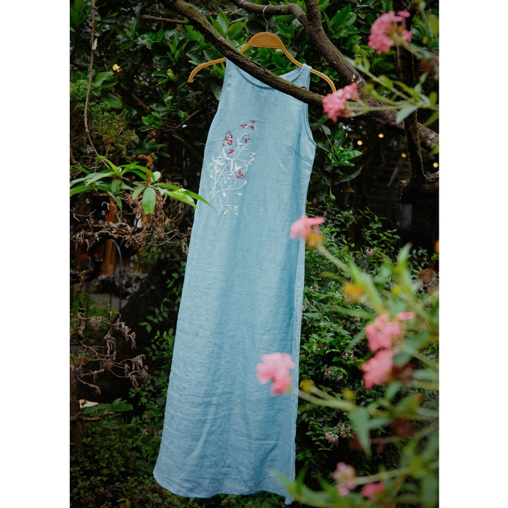 Cúc áo Đầm linen thêu tay thủ công Châu Sa dáng yếm hoạ tiết trái hồng chín | Laheris