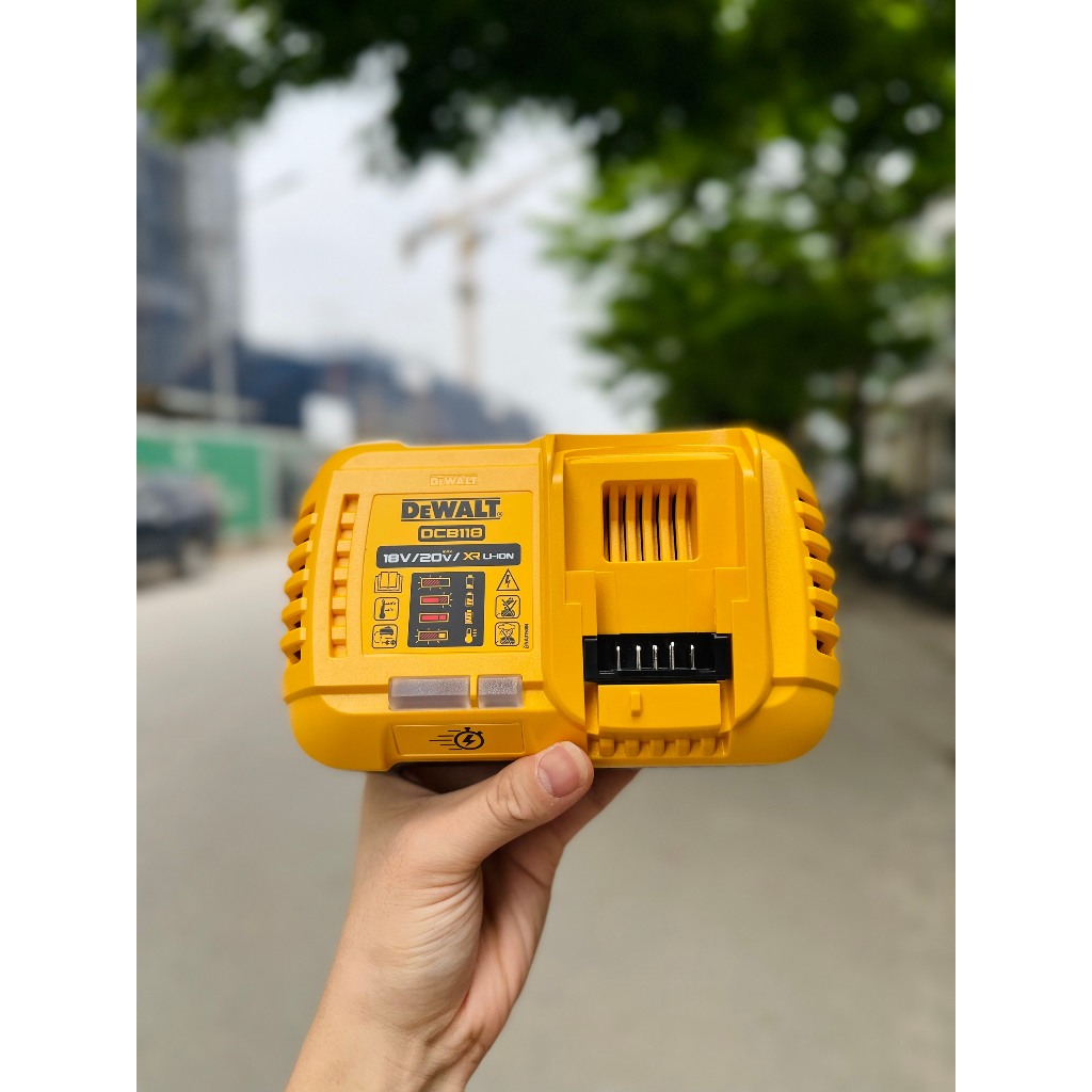Sạc nhanh Dewalt DCB118 (8ah) bảo hành 1 năm