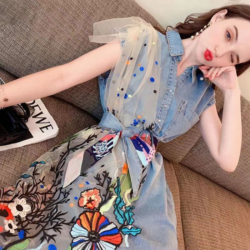 Váy đầm denim thêu hoa cách điệu độc đáo