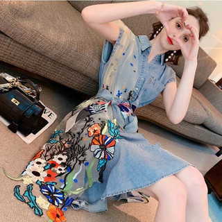 Váy đầm denim thêu hoa cách điệu độc đáo