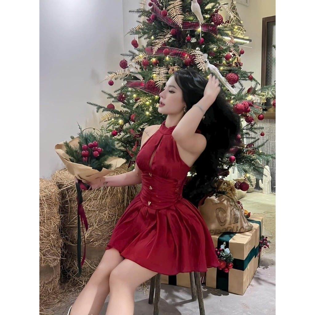 ĐẦM CỔ YẾM NƠ LƯNG HỞ NGỰC
