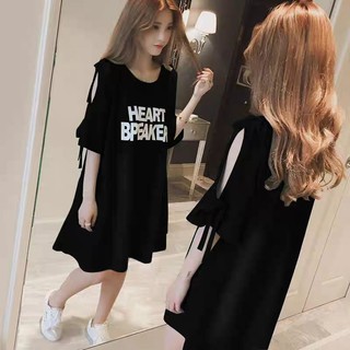áo váy đen in chữ trắng xẻ tay cá tính