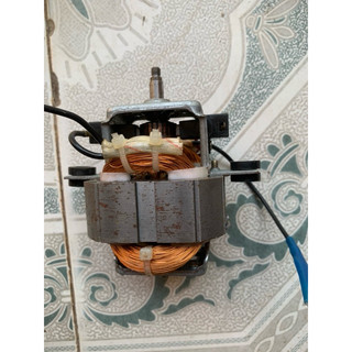 Củ máy xay sinh tố chổi than ở trên
