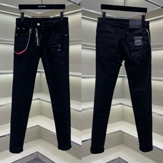 Quần jean bò nam DSQ slimfit đen trơn dập nhăn 3D đùi thêu số 2 khoá lệch 4 cúc phối dây xích đỏ QJ530P