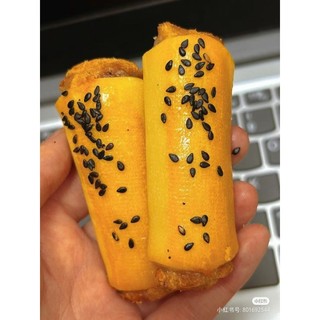 Bánh pía trứng muối cuộn thơm ngon ăn vặt