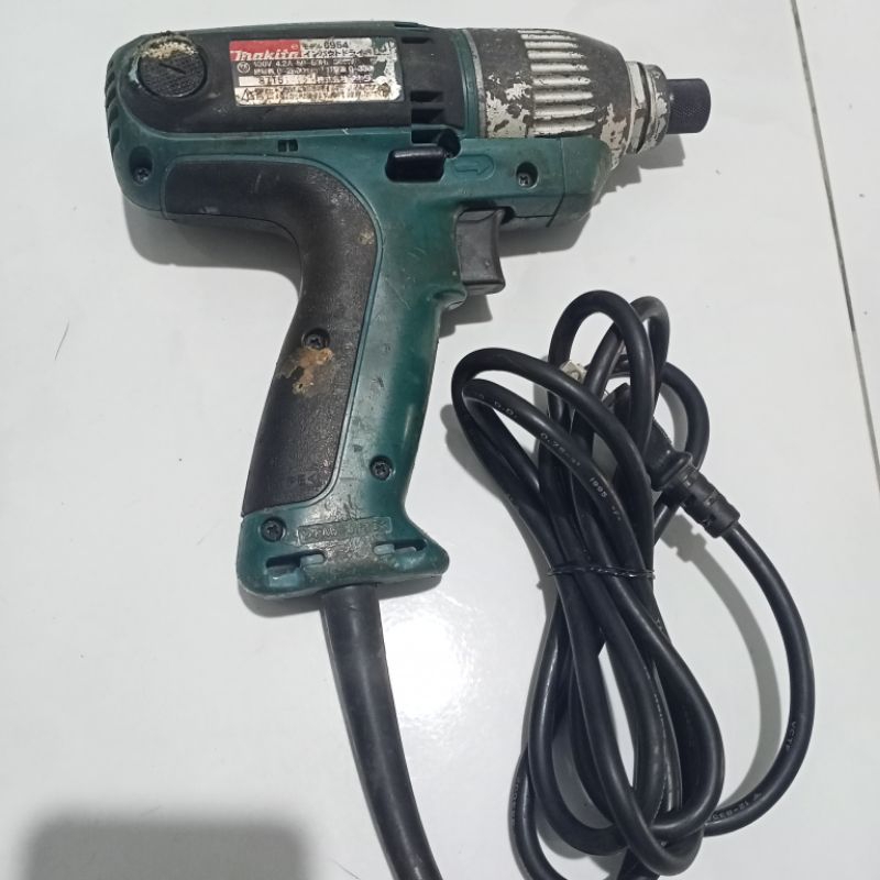 máy bắn vít makita đầu khía  6954 điện 100v ( máy cũ )