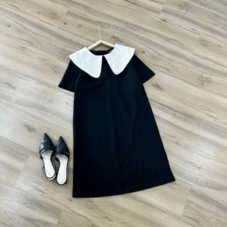 V2534 Váy đen suông cổ nơ trắng