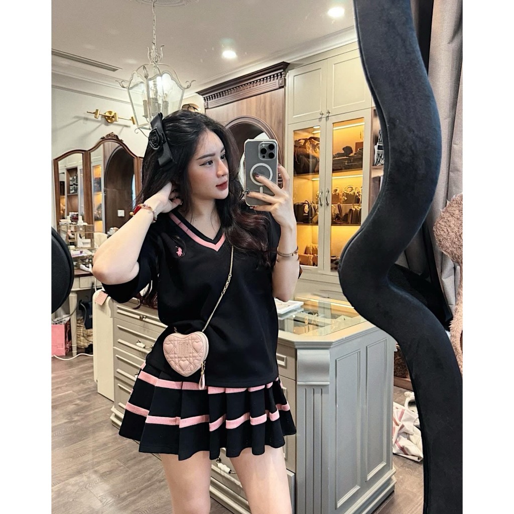 Sét Bộ Áo Cổ Tim Hồng Thêu Ngựa Kèm Chân Váy Xếp Ly Chạy Viền Sét Bộ Nữ Chân Váy Quần Thêu Ngựa Hit Trend 2024