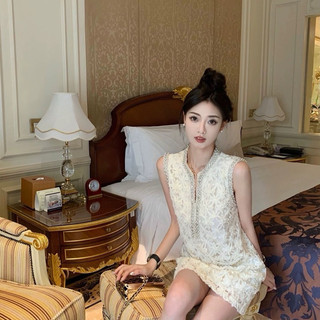 Váy hoa thổ cẩm cổ V đính cườm sang trọng