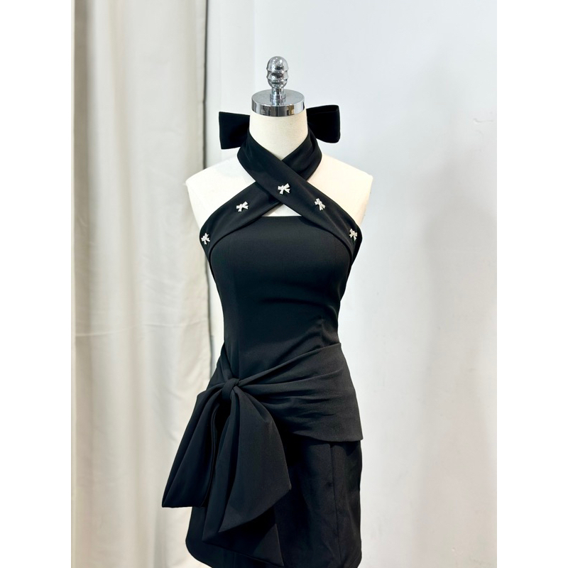Đầm thiết kê Wonderhouse Mio Dress cổ yếm form dáng ôm chất vải dày dặn dự tiệc, dạo phố sanh chảnh