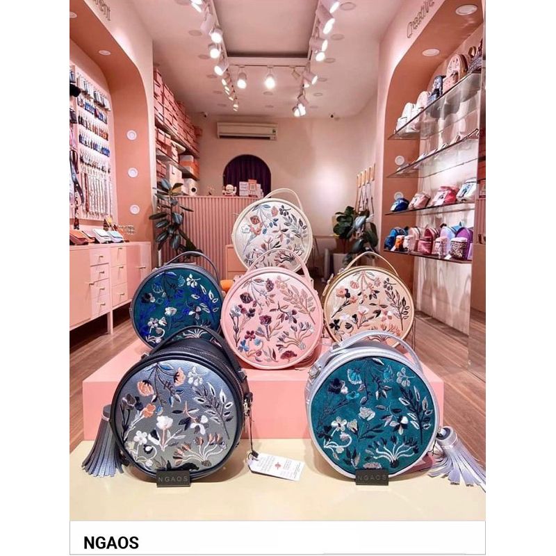 Túi tròn hồng thêu hoa NGAOS (kèm tua rua và móc treo trái tim mua của Ngaos)