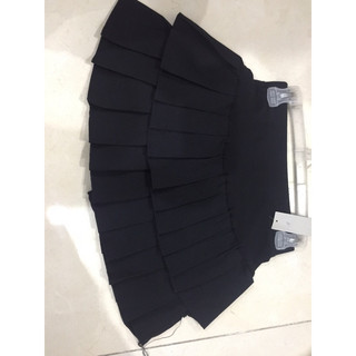 Chân váy xếp ly 2 tầng, kèm quần trong