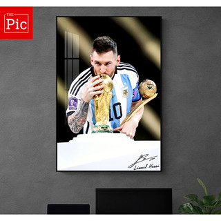 (Cỡ lớn- có khung) Tranh tráng gương Messi, tranh cầu thủ Messi hôn cúp vàng, Messi cầu thủ vĩ đại nhất thế giới
