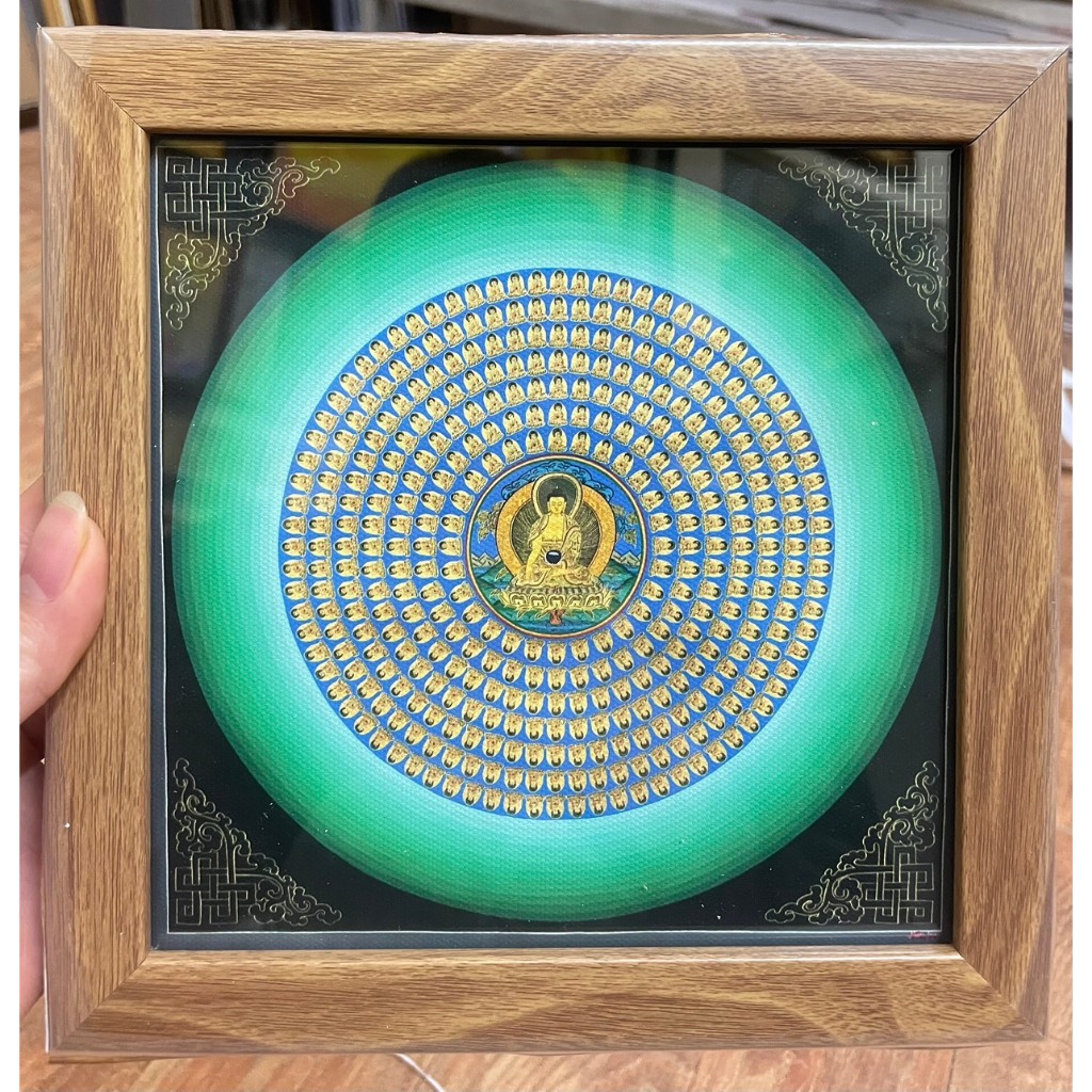 Combo Mandala Vạn Phật 20x20cm kèm khung giá gỗ để bàn.