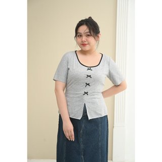 Áo thun cổ vuông viền đính nơ dọc thân BIGSIZE (55kg đến 95kg) - 24YAP37 - [BU Bigsize Young]