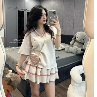 Set Bộ Đồ Nữ Áo Cổ V Phối Màu Bo Dệt Ngắn Tay Mix Chân Váy Xếp Ly Ngắn Viền Màu Có Quần Trong Freesize- L