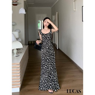 Váy đen cổ vuông dáng dài họa tiết hoa nhỏ