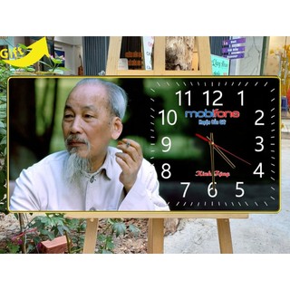 Tranh Bác Hồ gắn đồng hồ, chất liệu gỗ in tráng gương bọc viền