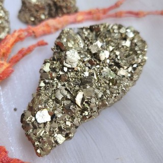 Cụm đá pyrite vàng găm lấp lánh