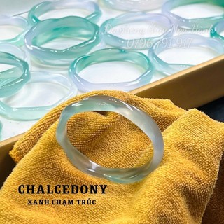 Vòng tay bản liền mã não xanh phớt trắng chạm trúc svip 52-56mm