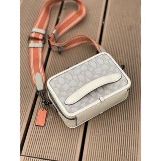 Túi đeo chéo C0ach Minimalist Carrying Camera Bag Charter da thật trẻ trung lịch lãm