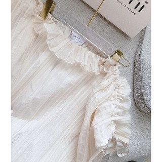 Set áo nude dập ly trễ vai bèo☕