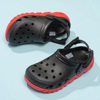 DÉP SỤC CROCS DUET MAX II SPORT CLOG MÀU ĐEN ĐẾ ĐỎ CHO CẢ NAM VÀ NỮ TẶNG KÈM JIBITZ GẮN DÉP