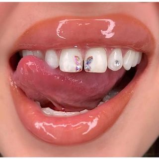 Đá đính răng hình bướm xinh ( Tặng kèm keo và bút gắn thường )