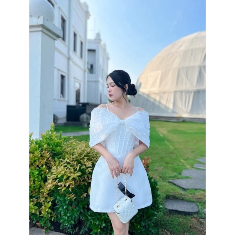 váy lệch vai trắng
