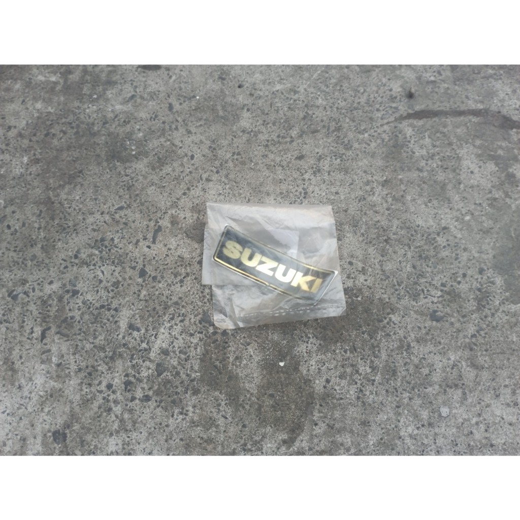 Tem chữ suzuki (màu vàng) xì po 110 SUZUKI SPORT RGS Chính hãng Malaysia