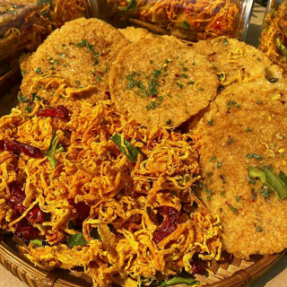 Cơm cháy mắm hành lắc khô gà