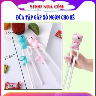 Đũa Tập Ăn Cho Bé, Đũa tập Gắp Xỏ Ngón chống trượt giúp bé là\m quen với việc gắp thức ăn bằng đũa.