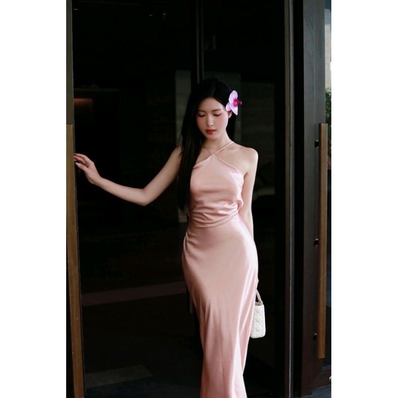 Đầm Lụa Cổ Yếm Hở Lưng Thiết Kế Cao Cấp- Váy Lụa Cổ Yếm Hở Lưng Dáng Dài Đuôi Cá Tôn Dángg làf để | BigBuy360 - bigbuy360.vn